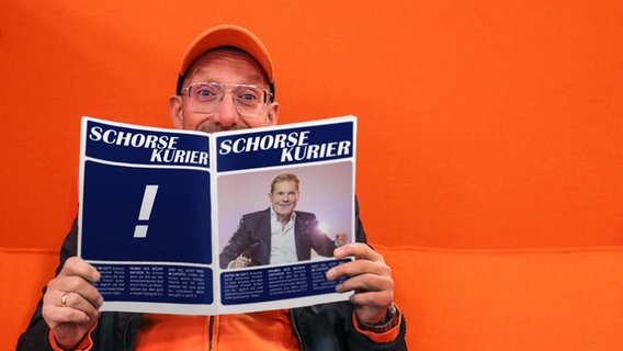 Schorse mit einer Klatsch-Zeitschrift, die "Schorse Kurier" heißt © NDR / picture alliance / PIC ONE Foto: Luisa Müller / Ben Kriemann