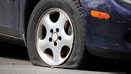Geplatzter Autoreifen © Fotolia.com Foto: Gudellaphoto