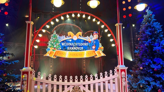 Zirkus Roncalli stellt Weihnachtsdorf vor © NDR Foto: Paola Mester