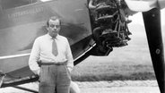 Das undatierte Archivbild zeigt den französischen Schriftsteller Antoine de Saint-Exupery vor einem Flugzeug. © picture alliance Foto: -