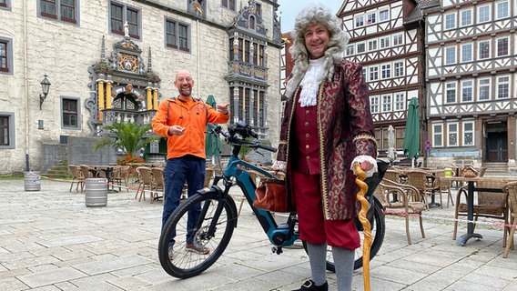 Schorse mit Stadtführer Thorsten Schmook alias "Dr. Eisenbart". © NDR Foto: Bernd Drechsler