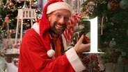 Ein als Weihnachtsmann verkleideter Schorse mit der Nummer 1 (Montage). © NDR Foto: Ania Schaal