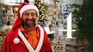 Ein als Weihnachtsmann verkleideter Schorse mit der Nummer 4 (Montage). © NDR Foto: Ania Schaal