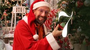 Ein als Weihnachtsmann verkleideter Schorse mit der Nummer 7 (Montage). © NDR Foto: Ania Schaal