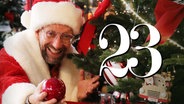 Ein als Weihnachtsmann verkleideter Schorse mit der Nummer 23 (Montage). © NDR Foto: Luisa Müller