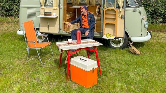 Schorse beim Camping mit einem T1-Oldtimer-Bus. © NDR Foto: Luisa Müller