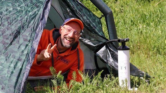 Schorse beim Camping in einem aufblasbaren Zelt. © NDR Foto: Luisa Müller