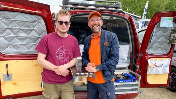 Schorse mit Luke Knebl und seinem ausgebauten Campingmobil. © NDR Foto: Emely Miller