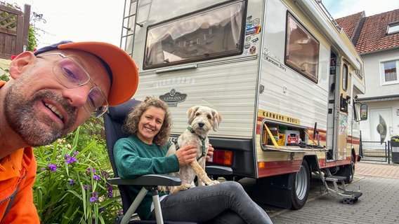 Schorse mit Janette Mahler und ihrem Hund Rexy vor ihrem Wohnmobil. © NDR Foto: Martin Jürgensmann