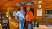 Schorse trifft Jan Schlegel vom FKK Campingplatz "Sonnensee" im Rahmen von "Wir in Niedersachsen.. sind die coolsten Camper!" © NDR Foto: Bernd Drechsler