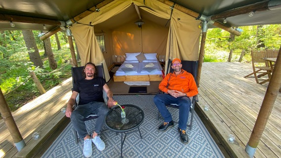 Schorse trifft Maik Rosse vom Naturresort "Land of Green" im Rahmen von "Wir in Niedersachsen.. sind die coolsten Camper!" © NDR Foto: Bernd Drechsler