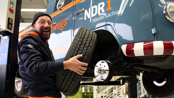 Schüssel-Schorse beim Reifenwechseln der Schorsetta © NDR Foto: Hendrik Millauer
