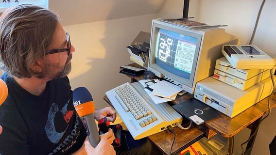 Marco Heuer sitzt an einem Commodore 64. © NDR Foto: Bernd Drechsler