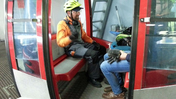 Schüssel-Schorse in Braunlage in einer Seilbahn © NDR Foto: Andi Gervelmeyer