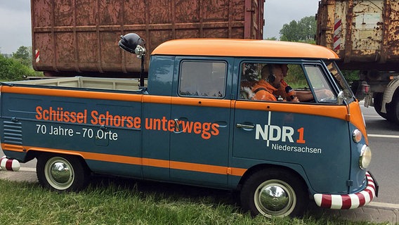 Schüssel-Schorse steht mit seinem Oldtimer-Bulli im Stau Schüssel-Schorse steht mit seinem Oldtimer-Bulli im Stau © NDR Foto: Andi Gervelmeyer