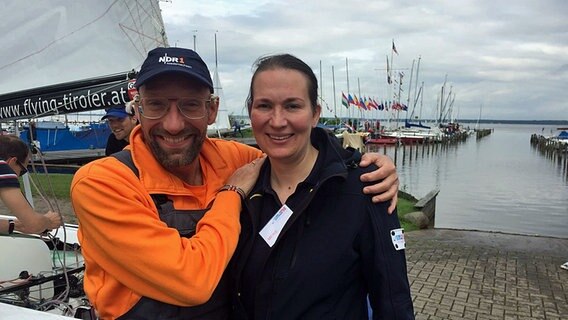 Schüssel-Schorse am Steinhuder Meer bei der Flying Dutchman WM mit der Veranstalterin Meike Greten Schüssel-Schorse am Steinhuder Meer bei der Flying Dutchman WM mit der Veranstalterin Meike Greten © NDR Foto: Andi Gervelmeyer