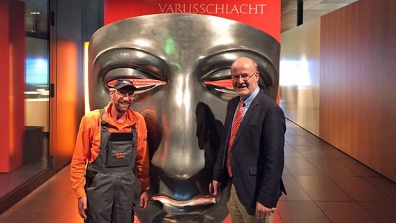 Schüssel-Schorse im Museum und Park Kalkriese mit Geschäftsführer Dr. Joseph Rottmann Schüssel-Schorse im Museum und Park Kalkriese mit Geschäftsführer Dr. Joseph Rottmann © NDR Foto: Andi Gervelmeyer