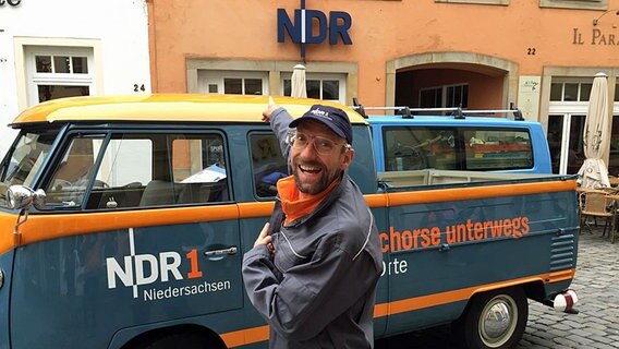 Schüssel-Schorse vor dem NDR Studio in Osnabrück © NDR Foto: Andi Gervelmeyer