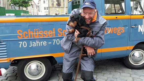 Schüssel-Schorse vor dem NDR Studio in Osnabrück © NDR Foto: Andi Gervelmeyer