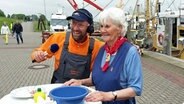 Schüssel-Schorse mit Edda Poppinga am Hafen Greetsiel © NDR Foto: Andi Gervelmeyer