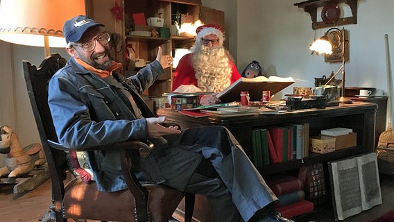 Schüssel-Schorse sitzt mit dem Weihnachtsmann zusammen © NDR Foto: Hendrik Millauer