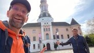Schorse und Käpt'n Drechsler sind in Jever unterwegs. © NDR 