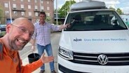 Schorse und Käpt'n Drechsler unterwegs bei der Tankstelle. © NDR Foto: Jürgensmann