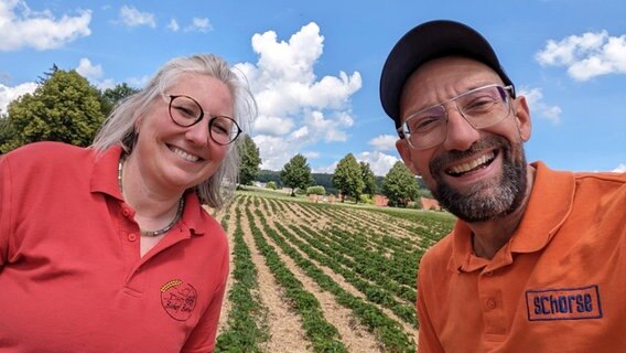 Schorse und Annika Berner auf einem Erdbeerfeld vom Biohof Berner © NDR Foto: Jürgensmann