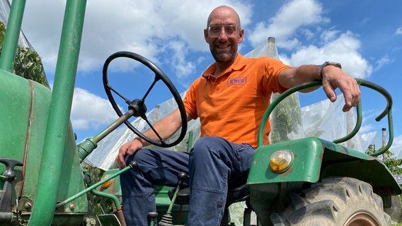 Schorse auf einem Traktor vom Obsthof Zeyn. © NDR Foto: Bernd Drechsler