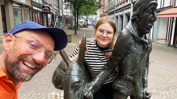 Schorse und Luisa sind in Osterode am Harz unterwegs. © NDR Foto: Jürgensmann