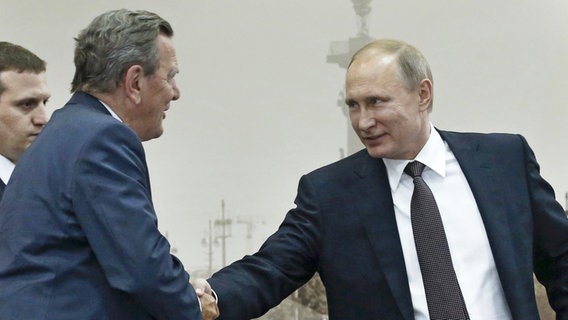 Gerhard Schroeder und Vladimir Putin © dpa Foto: Sergey Chirikov