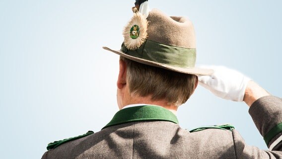 Schütze in Uniform und Schützenhut Schütze in Uniform und Schützenhut © fotolia Foto: hayo