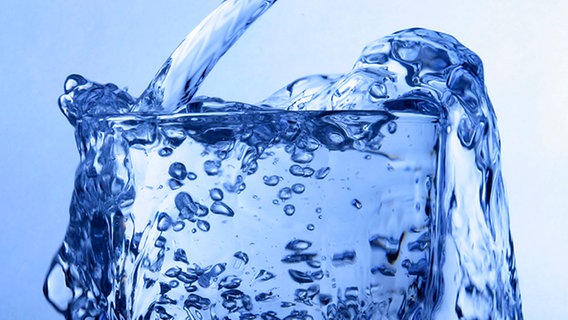 Mineralwasser wird in ein Glas geschenkt © picture-alliance/chromorange 