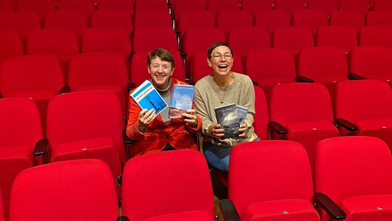 Buchexpertin Margarete von Schwarzkopf und Moderatorin Martina Gilica (rechts) im kleinen Sendesaal im Landesfunkhaus Niedersachsen © NDR Foto: Jessica Schantin