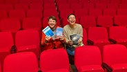 Buchexpertin Margarete von Schwarzkopf und Moderatorin Martina Gilica (rechts) im kleinen Sendesaal im Landesfunkhaus Niedersachsen © NDR Foto: Jessica Schantin
