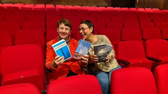 Buchexpertin Margarete von Schwarzkopf und Moderatorin Martina Gilica (rechts) im kleinen Sendesaal im Landesfunkhaus Niedersachsen © NDR Foto: Jessica Schantin