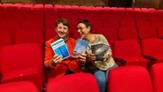 Buchexpertin Margarete von Schwarzkopf und Moderatorin Martina Gilica (rechts) im kleinen Sendesaal im Landesfunkhaus Niedersachsen © NDR Foto: Jessica Schantin