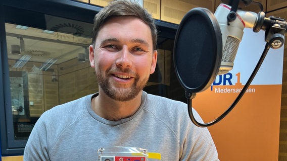 Marvin Ibo Güngör im Studio von NDR 1 Niedersachsen © NDR Foto: NDR