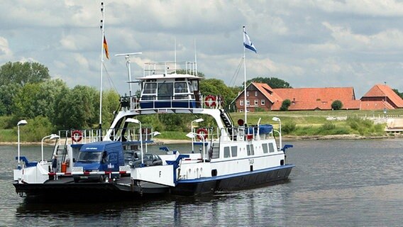 Elbfähre Neu Darchau fährt zum Westufer der Elbe am Amt Neuhaus im Landkreis Lüneburg © dpa 