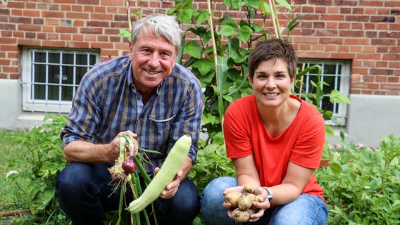 Ralf Walter und Martina Witt sind zufrieden mit ihrer Ernte von Zwiebeln, Zucchini und Kartoffeln. © NDR Foto: Luisa Müller