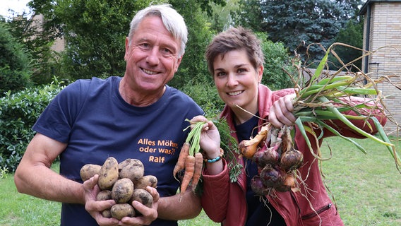 Ralf Walter und Martina Witt sind zufrieden mit ihrer Ernte. © NDR Foto: Luisa Müller