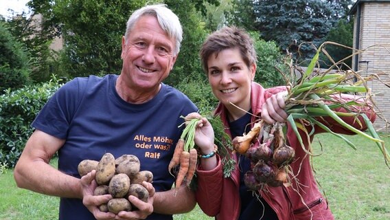 Ralf Walter und Martina Witt sind zufrieden mit ihrer Ernte. © NDR Foto: Luisa Müller