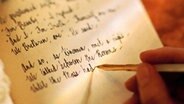 Gedicht wird mit der Hand geschrieben © royalty free 