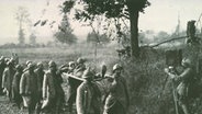 Kriegsfotograf Hermann Rex filmt verwundete französische Soldaten aus der Schlacht an der Somme, 1916 © Erich Maria Remarque-Friedenszentrum Osnabrück Foto: Hermann Rex