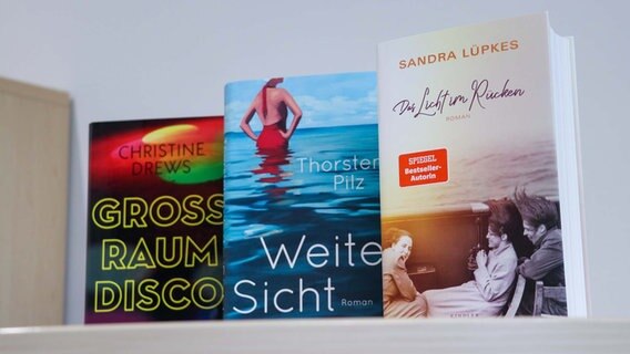 Die Bücher "Das Licht im Rücken", "Weite Sicht" und "Grossraumdisco" stehen auf einem Tisch. © NDR Foto: Luisa Müller