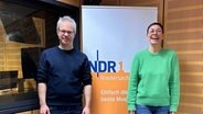 Prof. Andreas Felber ist Chorleiter vom Mädchenchor Hannover und zu Gast bei Martina Gilica im Studio. © NDR 