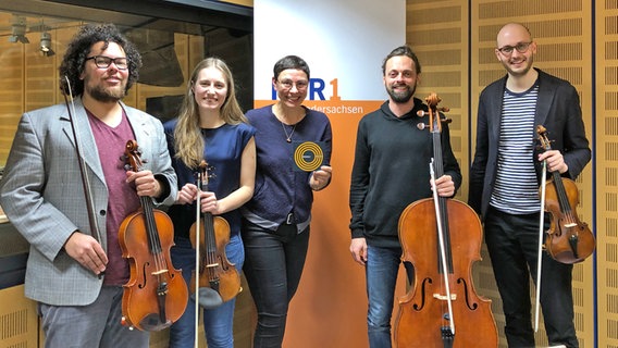 Moderatorin Martina Gilica (Mitte) mit (v.l.) Yannik Hettich, Johanna Ruppert,Thomas Posth und Moritz Ter-Nedden vom Orchester im Treppenhaus © NDR Foto: Martina Gilica