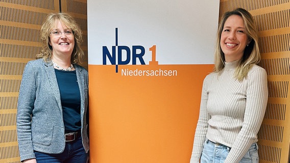 Platt-Redakteurin Ilka Brüggemann mit Sängerin Norma. © NDR 