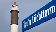 Schild - Tau n Lüchttorm - vor dem Leuchtturm am Timmendorfer Strand auf der Insel Poel © imago/McPHOTO/F.Scholz 