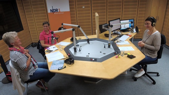 Annette Lasse-Meier (links) und Beate Diesel vom Förderverein TelefonSeelsorge Osnabrück sitzen bei Martina Gilica im Studio. © NDR Foto: NDR